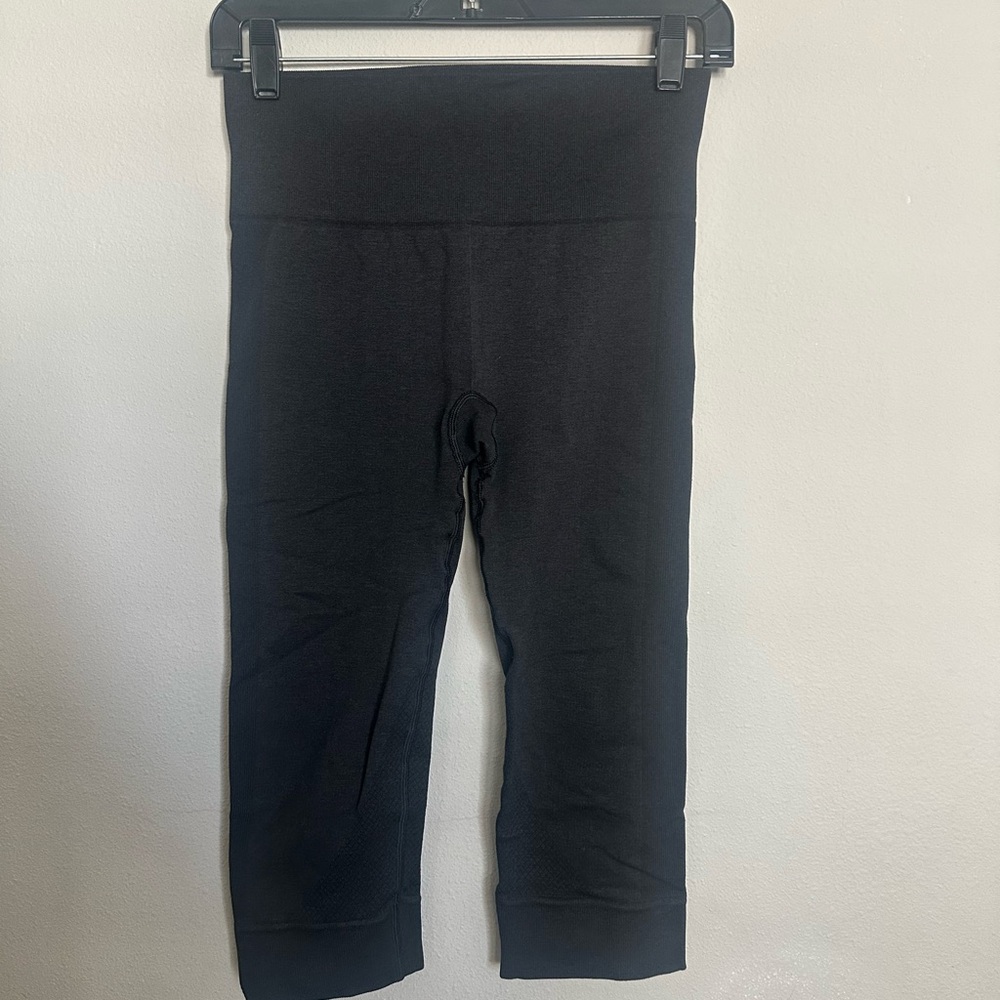 Lululemon Seamless Mesh-Panel High-Rise
Cropped Leggings - Black